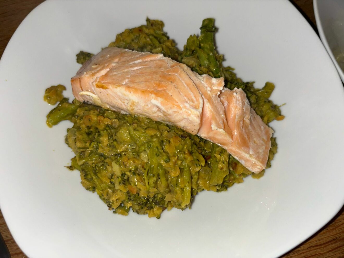 Curry bowl au saumon et brocolis